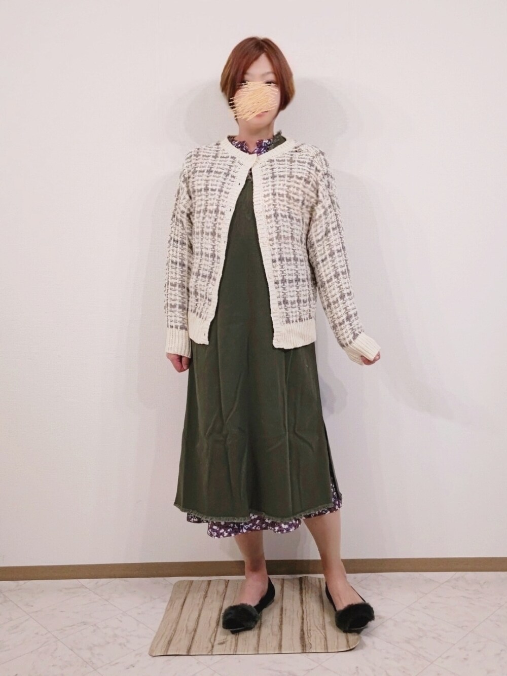 その他のカーディガン/ボレロ、グリーン系のワンピース、パープル系のワンピースを着用したレディースの冬コーディネートの1枚目の写真