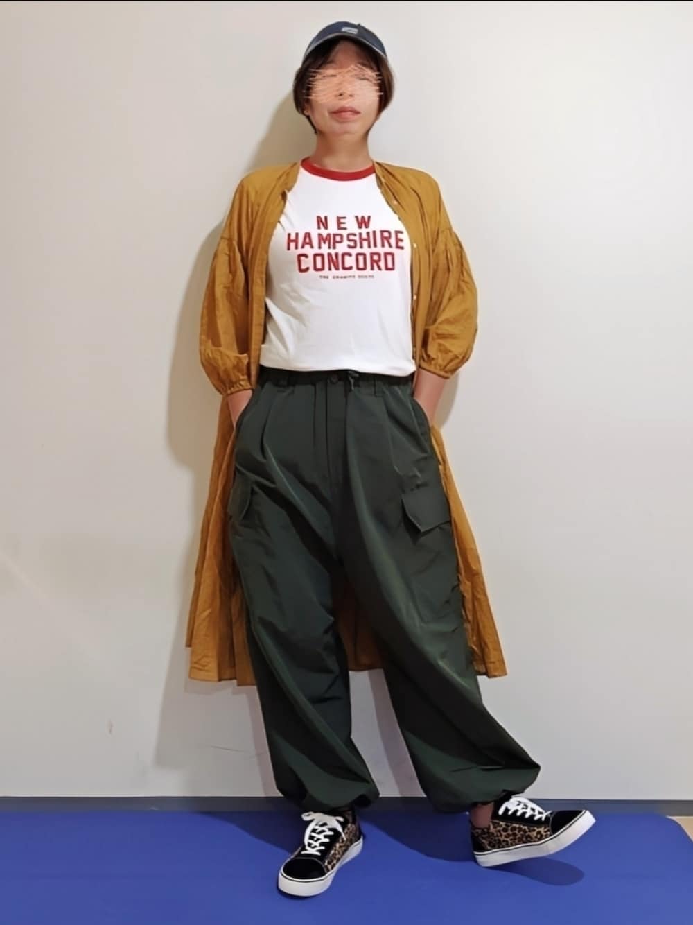 「キャップ、リンガーTシャツ、カーゴパンツ、シャツワンピ、スニーカー、カーキ、羽織り、秋っぽコーデ更新中、ロゴものLovers、大人カジュアル、休日スタイル」｜「niko and...のアソートロゴリンガーTシャツ（Tシャツ/カットソー、ホワイト系）」を使った、🍠ゆみっつ🍠さん（レディース・173cm）の秋コーディネートの1枚目の写真