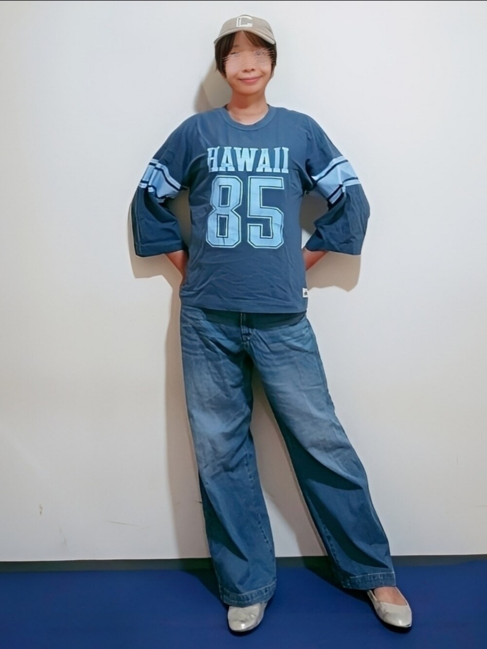 「笑顔ふぇす、フットボールTシャツ、デニム、パンプス、キャップ、スポーツミックス、シンプルコーデ、大人カジュアル、休日スタイル、ロゴものLovers、ウォーキングスタイル」｜「HELLO.SANFRANCISCOの【HELLO.SANFRANCISCO/ハローサンフランシスコ】ピグメントフットボールBIGTEE（Tシャツ/カットソー、ブルー系）」を使った、🍠ゆみっつ🍠さん（レディース・173cm）の春コーディネートの1枚目の写真