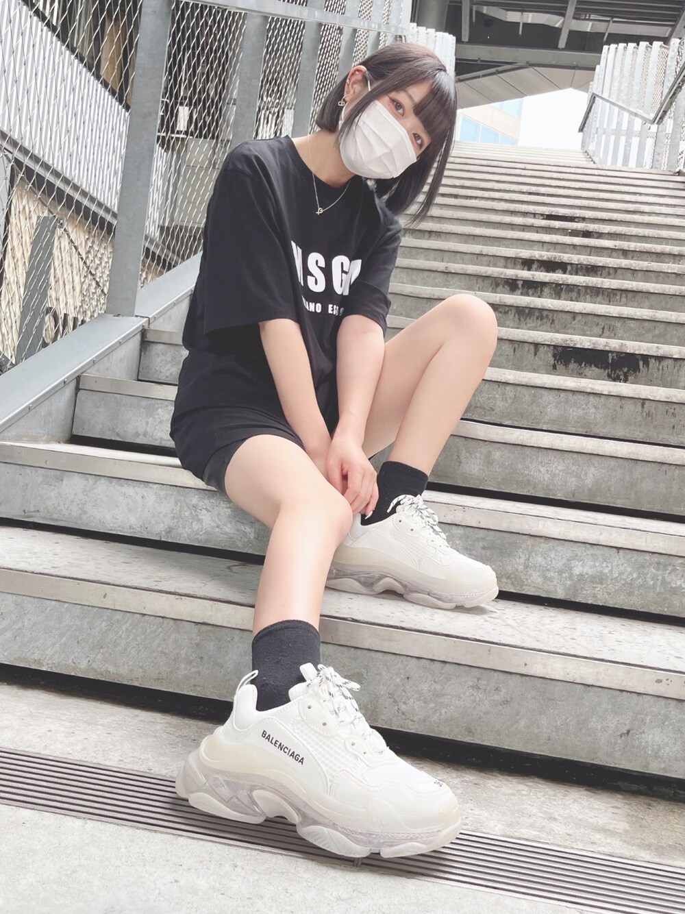 ホワイト系のTシャツ/カットソー、ホワイト系のスニーカーを着用したレディースの夏コーディネートの1枚目の写真