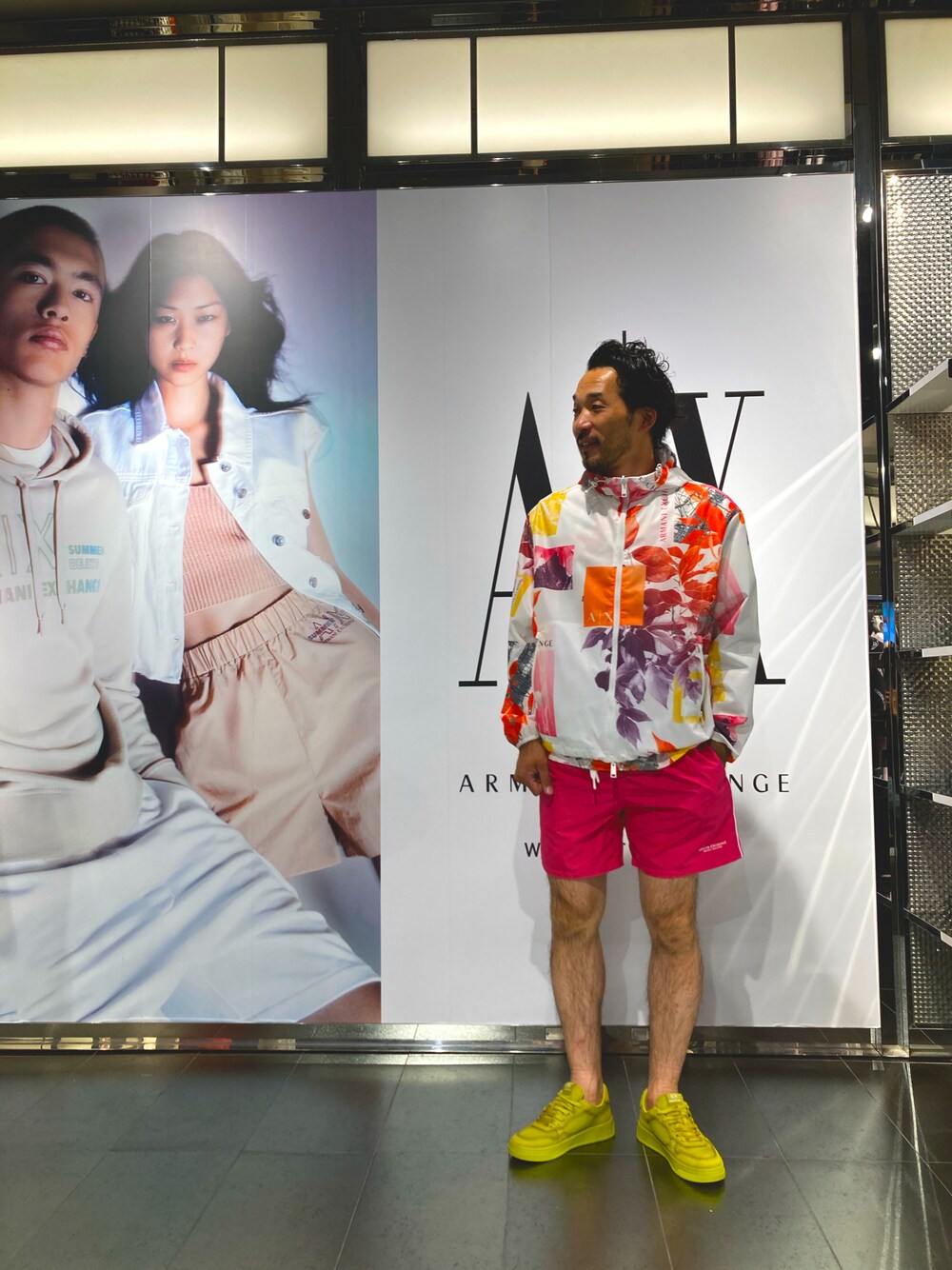 「AXchange、AXchanger、アルマーニエクスチェンジ、夏コーデ、カラフル、水着、スニーカー、ショートパンツ、ピンク、花柄、ナイロンブルゾン、リバーシブル」｜「ARMANI EXCHANGEの【A|X アルマーニ エクスチェンジ】リバーシブル　フーディウィンドブレーカー（ナイロンジャケット、ホワイト系）」を使った、yochikoさん（メンズ・178cm）の春コーディネートの1枚目の写真