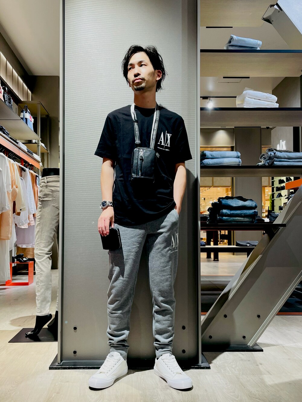 「スウェットパンツ、スニーカー、ロゴT、Tシャツ、財布、春夏コーデ、ゆるコーデ、アルマーニエクスチェンジ、axchange、AXchanger」｜「ARMANI EXCHANGEの【A|Xアルマーニ エクスチェンジ】ICON 半袖Tシャツ/REGULAR（Tシャツ/カットソー、ブラック系）」を使った、HANMAさん（メンズ・169cm）の春コーディネートの1枚目の写真