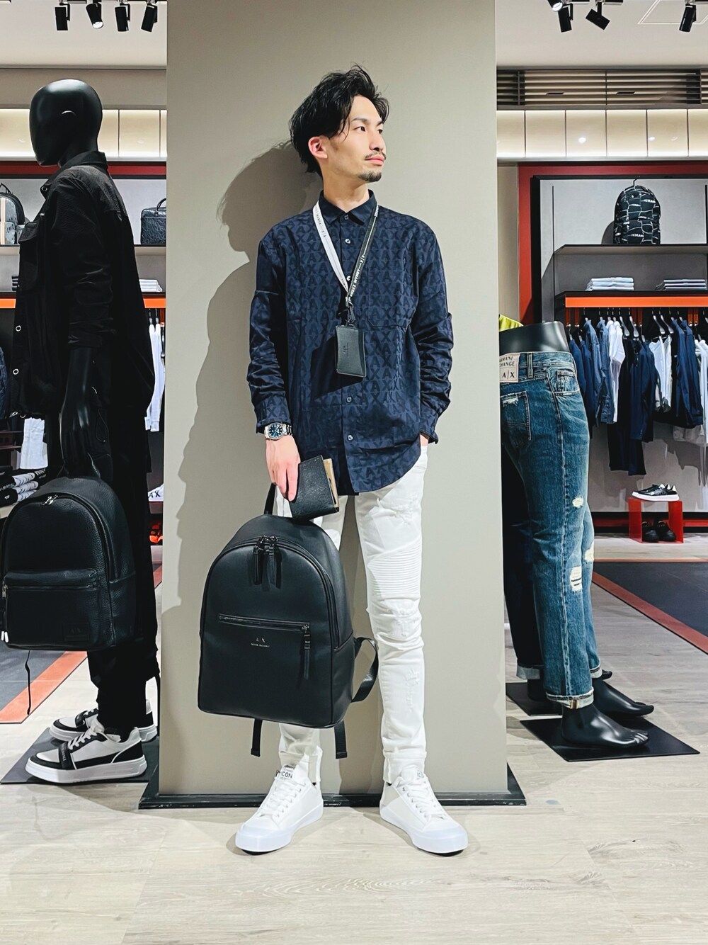 「スニーカー、シャツ、バックパック、財布、スキニーデニム、シャツスタイル、オトナカジュアル、アルマーニエクスチェンジ、axchange、AXchanger」｜「ARMANI EXCHANGEの【A|X アルマーニ エクスチェンジ】オールオーバーロゴ　長袖シャツ/REGULAR（シャツ/ブラウス、ブルー系）」を使った、HANMAさん（メンズ・169cm）の春コーディネートの1枚目の写真
