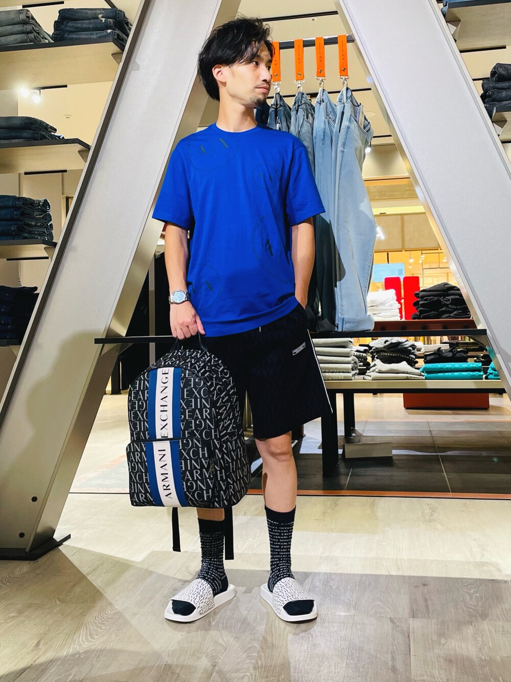 「シンプル、バックパック、Tシャツ、ハーフパンツ、サンダル、ソックス、アルマーニエクスチェンジ、axchange、AXchanger、ZOZOセール2023夏」｜「ARMANI EXCHANGEの【A|X アルマーニ エクスチェンジ】グラフィックロゴ　半袖クルーネックTシャツ/REGULAR（Tシャツ/カットソー、ブルー系）」を使った、HANMAさん（メンズ・169cm）の夏コーディネートの1枚目の写真