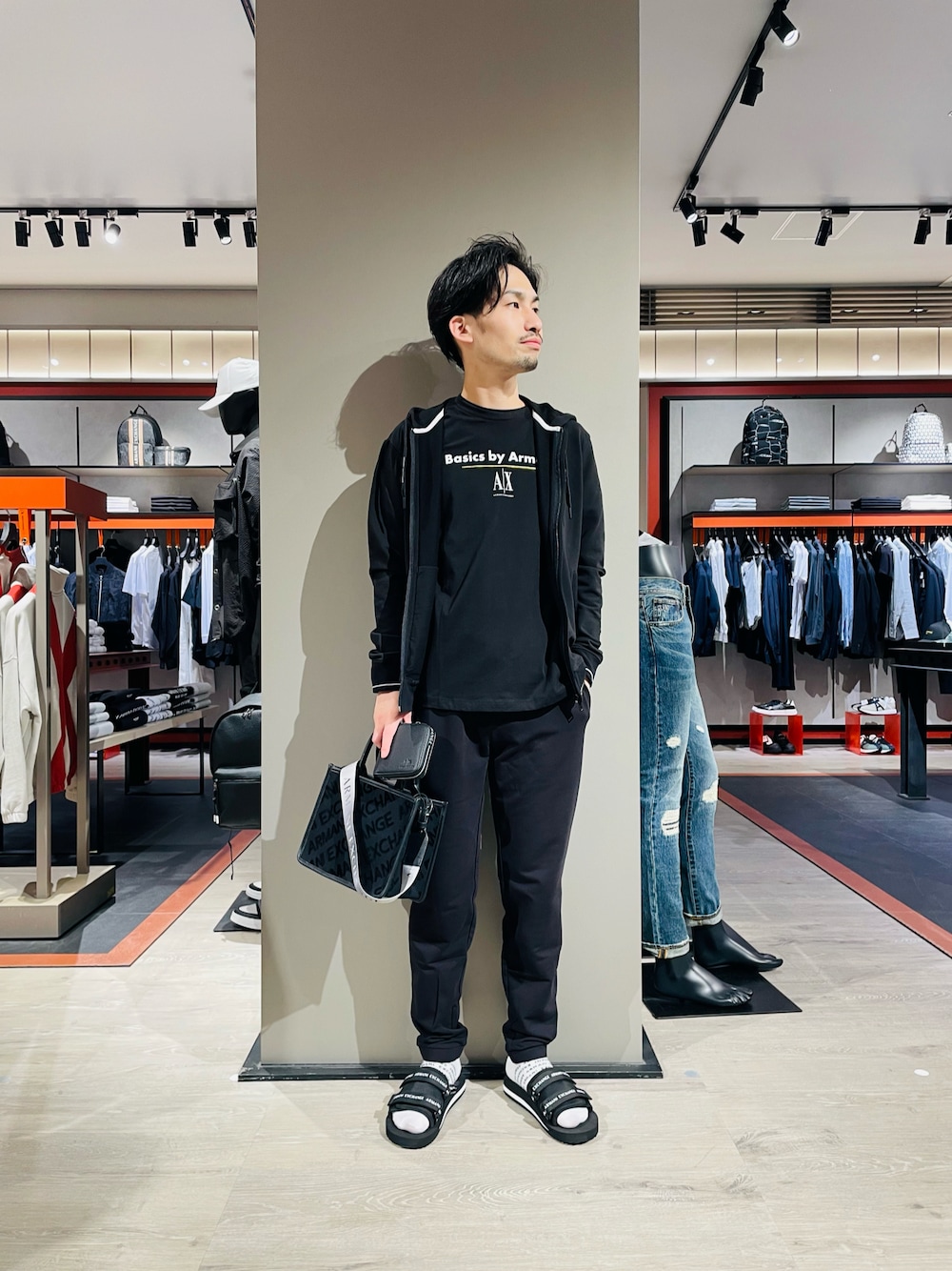 「スウェットパンツ、スウェット、セットアップ、パーカー、Tシャツ、靴下、サンダル、アルマーニエクスチェンジ、axchange、AXchanger」｜「ARMANI EXCHANGEの【A|Xアルマーニ エクスチェンジ】ジップアップ　ロゴスウェットパーカ（パーカー、ブラック系）」を使った、HANMAさん（メンズ・169cm）の春コーディネートの1枚目の写真