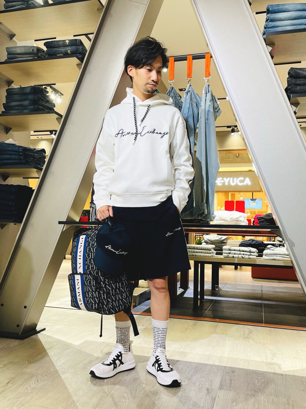 「スウェットパンツ、スウェット、バックパック、キャップ、パーカー、ハーフパンツ、ソックス、アルマーニエクスチェンジ、axchange、AXchanger」｜「ARMANI EXCHANGEの【A|X アルマーニ エクスチェンジ】ライン　スウェットパーカー（パーカー、ホワイト系）」を使った、HANMAさん（メンズ・169cm）の夏コーディネートの1枚目の写真