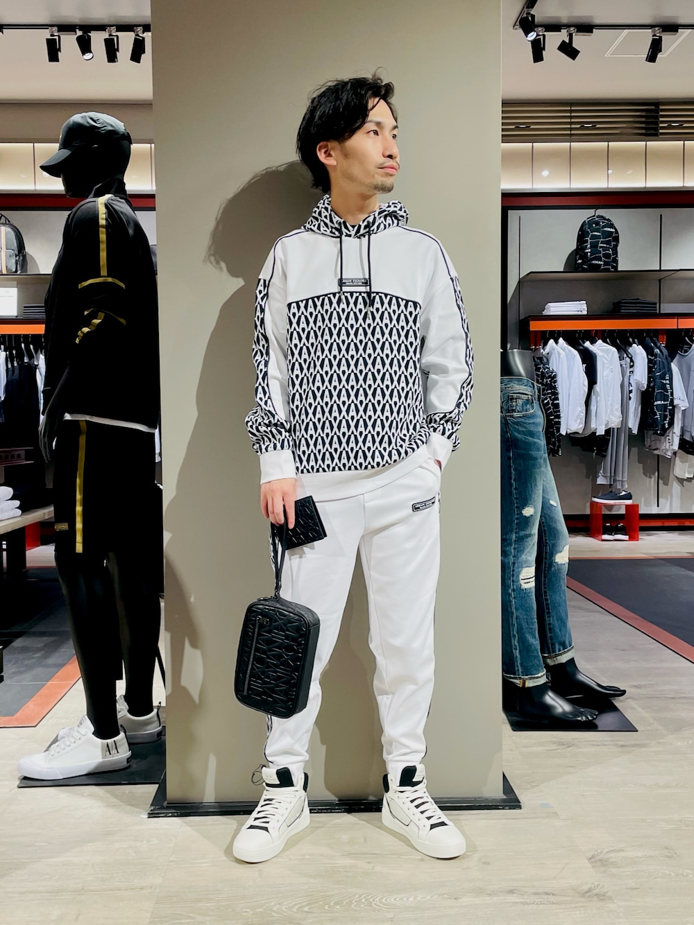 「スウェットパンツ、スウェット、スニーカー、パーカー、財布、ハイカットスニーカー、ポーチ、アルマーニエクスチェンジ、axchange、AXchanger」｜「ARMANI EXCHANGEの【A|X アルマーニ エクスチェンジ】オールオーバーロゴ　スウェットパーカー（パーカー、ホワイト系）」を使った、HANMAさん（メンズ・169cm）の春コーディネートの1枚目の写真