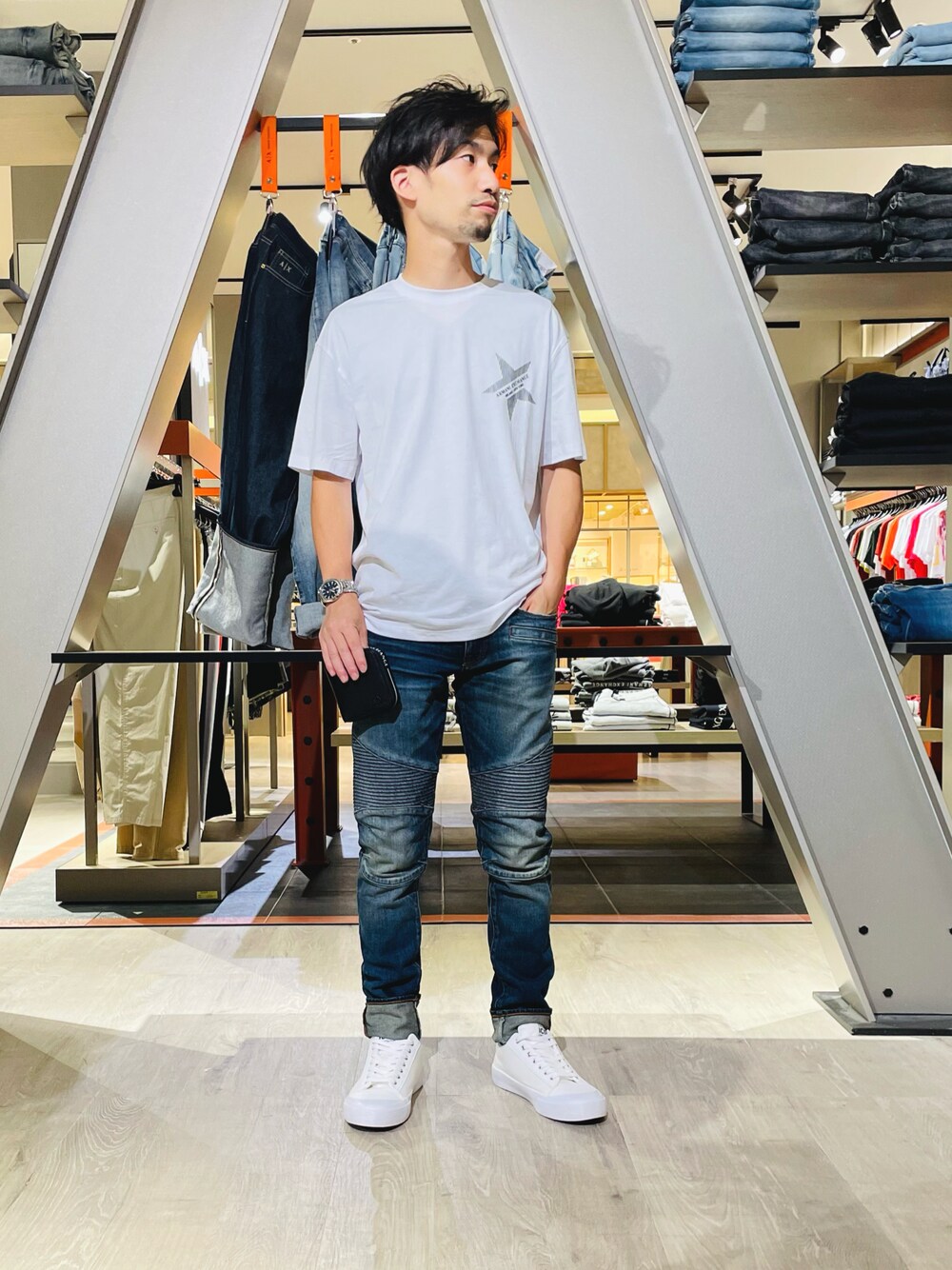 「ビッグシルエット、Tシャツ、財布、スリッポン、ベルト、スキニーデニム、アルマーニエクスチェンジ、axchange、AXchanger、ZOZOセール2023夏」｜「ARMANI EXCHANGEの【A|X アルマーニ エクスチェンジ】スターAXロゴ　半袖クルーネックTシャツ/COMFORT（Tシャツ/カットソー、ホワイト系）」を使った、HANMAさん（メンズ・169cm）の夏コーディネートの1枚目の写真