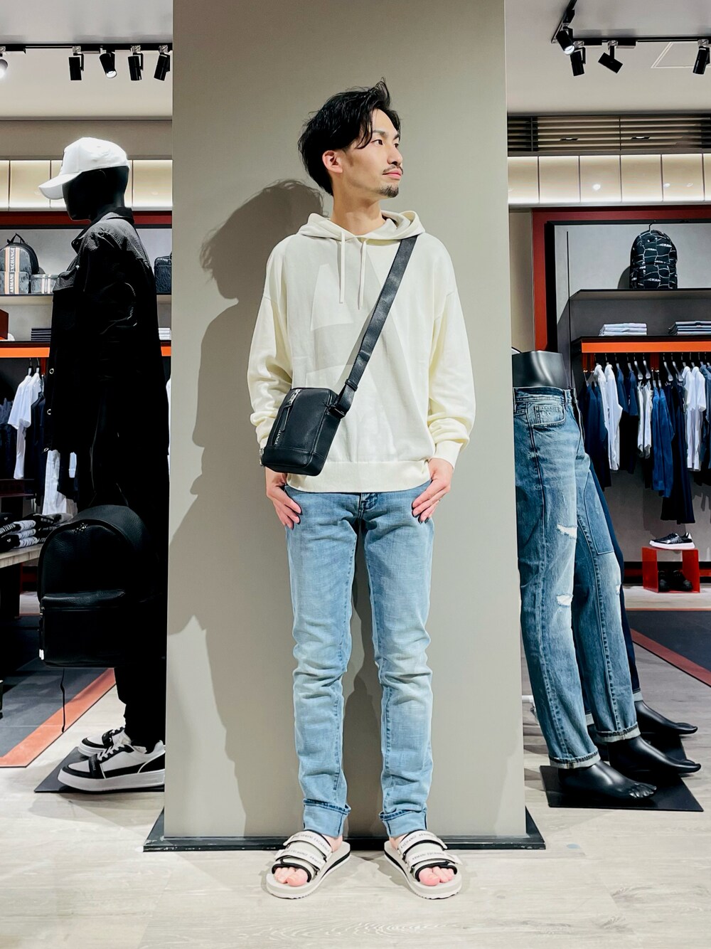 「ジーンズ、ショルダーバッグ、パーカー、ニットパーカー、ロンT、サンダル、スキニーデニム、アルマーニエクスチェンジ、axchange、AXchanger」｜「ARMANI EXCHANGEの【A|X アルマーニ エクスチェンジ】ビッグAXロゴ　フード付きニットプルオーバー（ニット/セーター、ベージュ系）」を使った、HANMAさん（メンズ・169cm）の春コーディネートの1枚目の写真