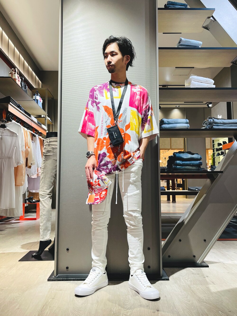 「スニーカー、ホワイト、キャップ、Tシャツ、オーバーサイズ、スキニーデニム、サマーニット、アルマーニエクスチェンジ、axchange、AXchanger」｜「ARMANI EXCHANGEの【A|Xアルマーニ エクスチェンジ】ICON 半袖Ｔシャツ/REGULAR（Tシャツ/カットソー、ブラック系）」を使った、HANMAさん（メンズ・169cm）の春コーディネートの1枚目の写真
