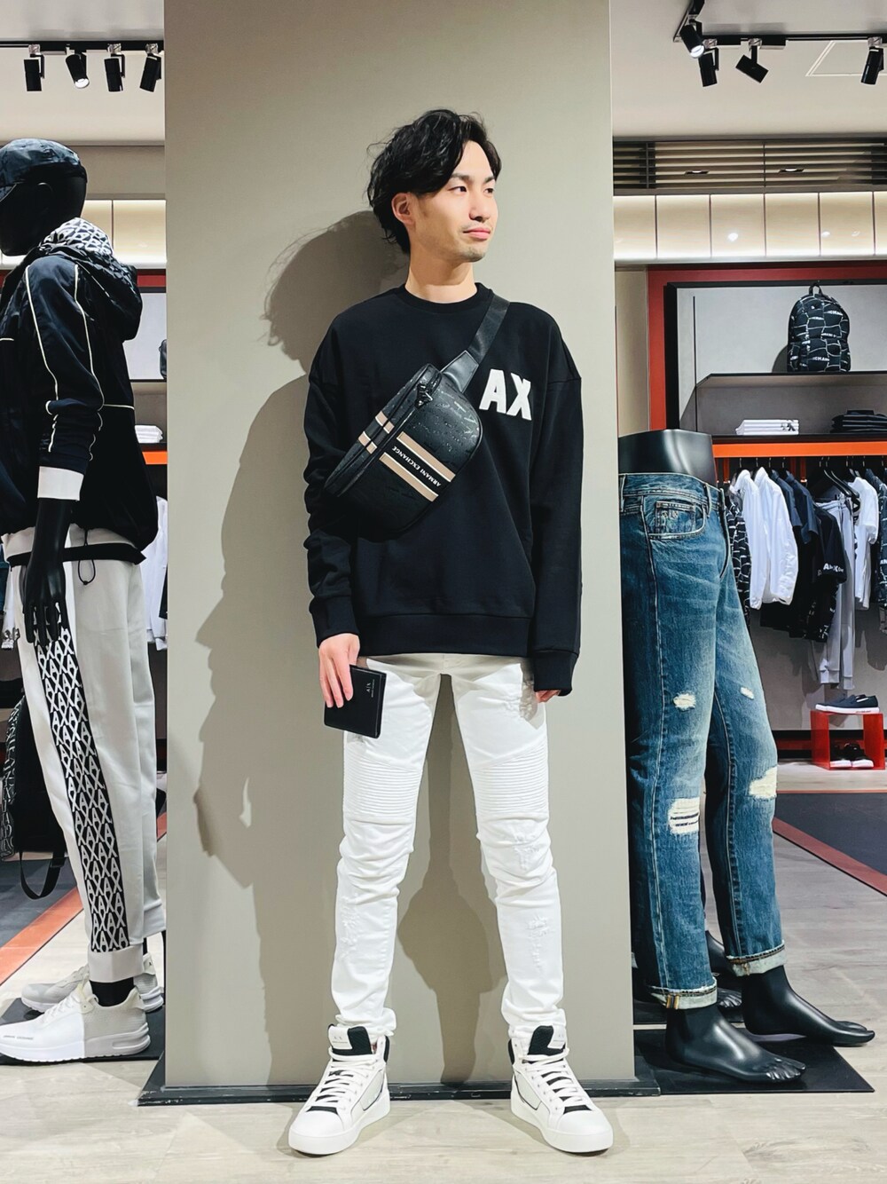 「スウェット、スニーカー、トレーナー、財布、ハイカットスニーカー、スキニーデニム、ボディバッグ、アルマーニエクスチェンジ、axchange、AXchanger」｜「ARMANI EXCHANGEの【A|X アルマーニ エクスチェンジ】AXロゴ スウェットシャツプルオーバー (UNISEX CAPSULE)（スウェット、ブラック系）」を使った、HANMAさん（メンズ・169cm）の春コーディネートの1枚目の写真