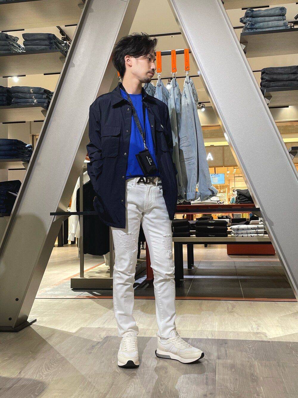 「スニーカー、シャツ、Tシャツ、大人カジュアル、ベルト、スキニーデニム、シャツスタイル、アルマーニエクスチェンジ、axchange、AXchanger」｜「ARMANI EXCHANGEの【A|X アルマーニ エクスチェンジ】スナップボタン　長袖シャツ/REGULAR（シャツ/ブラウス、ブルー系）」を使った、HANMAさん（メンズ・169cm）の春コーディネートの1枚目の写真