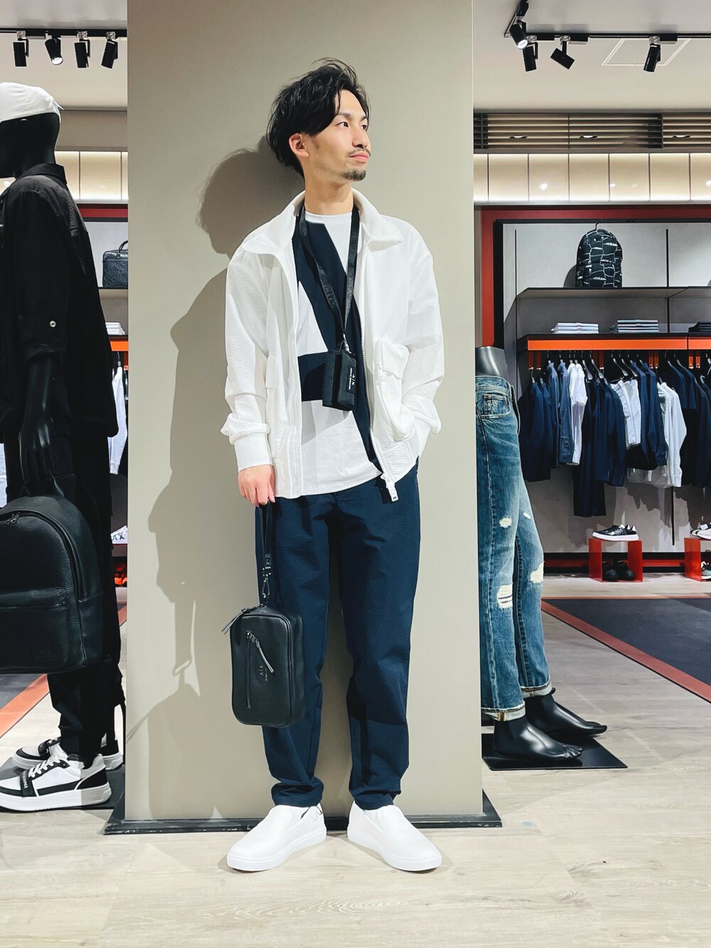 「Tシャツ、スラックス、スリッポン、春アウター、シンプルコーデ、春コーデ、ポーチ、アルマーニエクスチェンジ、axchange、AXchanger」｜「ARMANI EXCHANGEの【A|X アルマーニ エクスチェンジ】シアサッカー　ウインドブレーカー（ナイロンジャケット、ホワイト系）」を使った、HANMAさん（メンズ・169cm）の春コーディネートの1枚目の写真