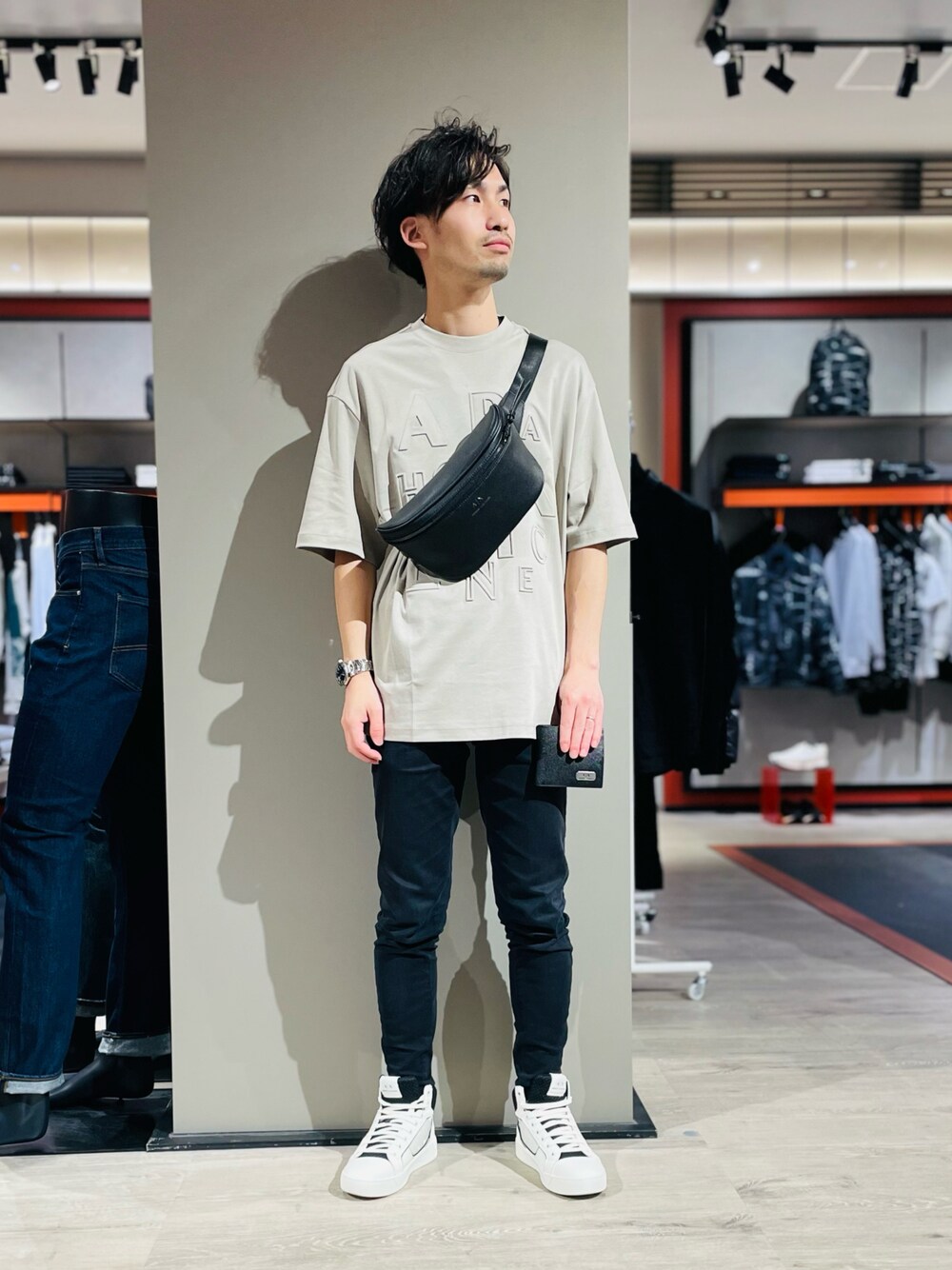 「アルマーニエクスチェンジ、AXchanger、AXchange、カットソー、ボディバッグ、Tシャツ、スキニーデニム、ハイカットスニーカー、スニーカー、春コーデ、カジュアル、オーバーサイズ、ゆるコーデ、ビッグシルエット、らふこーで」｜「ARMANI EXCHANGEの【A|X アルマーニ エクスチェンジ】エンボスロゴ　半袖クルーネックカットソー（Tシャツ/カットソー、グレー系）」を使った、HANMAさん（メンズ・169cm）の春コーディネートの1枚目の写真