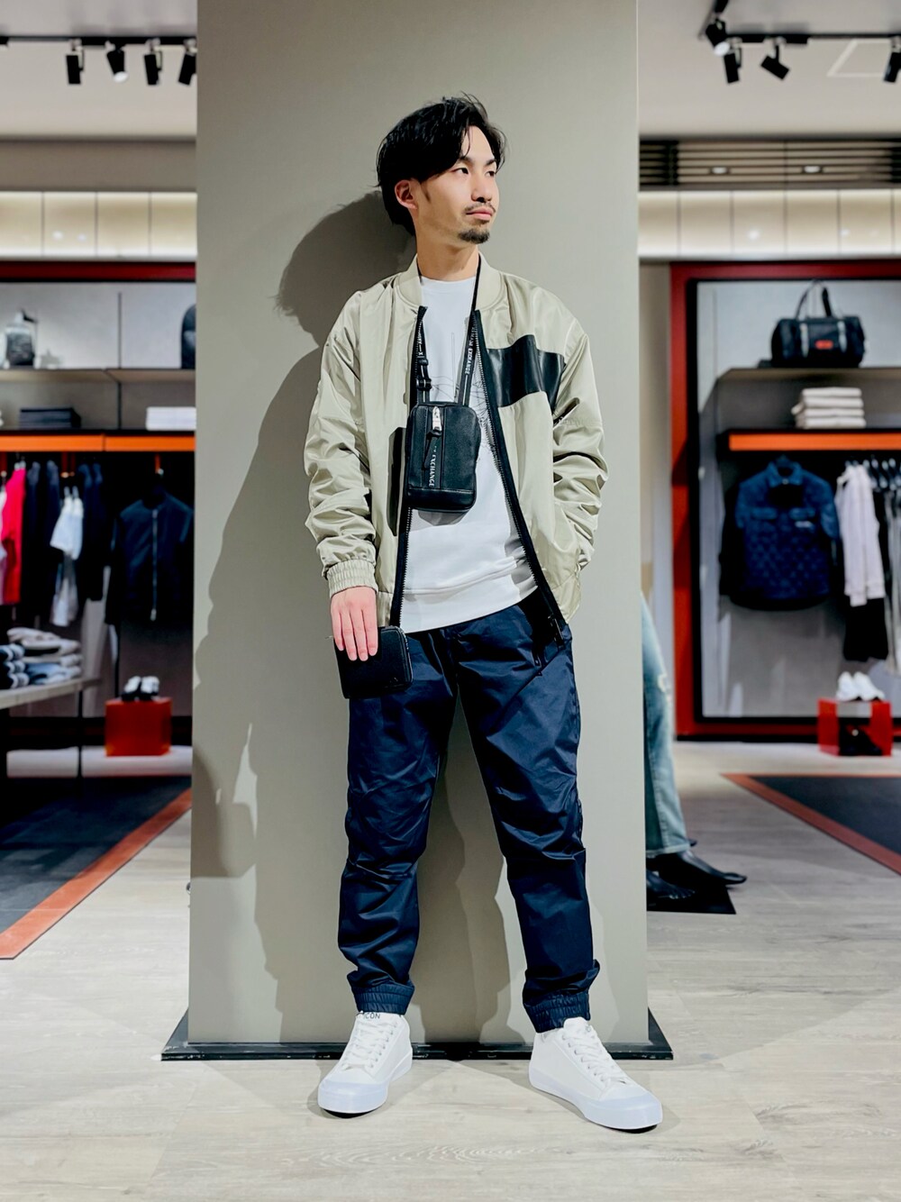 「ブルゾン、スニーカー、カジュアル、トレーナー、財布、春コーデ、カジュアルコーデ、アルマーニエクスチェンジ、axchange、AXchanger」｜「ARMANI EXCHANGEの【A|X アルマーニ エクスチェンジ】エンボスロゴ　ボンバージャケット（ブルゾン、グレー系）」を使った、HANMAさん（メンズ・169cm）の冬コーディネートの1枚目の写真