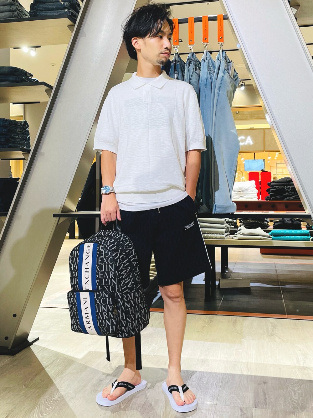 「バックパック、Tシャツ、ハーフパンツ、サンダル、ポロシャツ、ビーチサンダル、アルマーニエクスチェンジ、axchange、AXchanger、ZOZOセール2023夏」｜「ARMANI EXCHANGEの【A|X アルマーニ エクスチェンジ】リネン　半袖ニットポロシャツ（ポロシャツ、ホワイト系）」を使った、HANMAさん（メンズ・169cm）の夏コーディネートの1枚目の写真