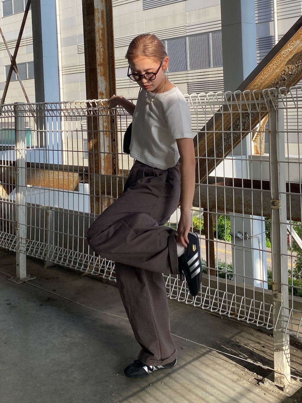 「Ungrid、アングリッド」｜「UngridのカラーフィットTee（Tシャツ/カットソー、ホワイト系）」を使った、秋本すずかさん（レディース・155cm）の春コーディネートの1枚目の写真