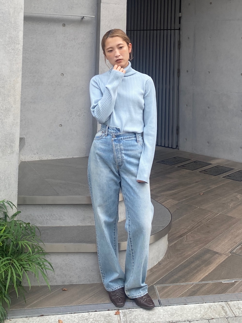 ブルー系のニット/セーター、ブルー系のデニムパンツ、ブラウン系のその他シューズを着用したレディースの秋コーディネートの1枚目の写真