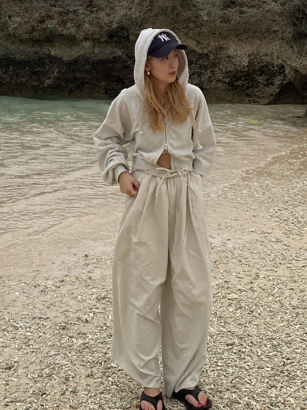 ホワイト系のパーカー、ホワイト系のその他パンツを着用したレディースの秋コーディネートの1枚目の写真