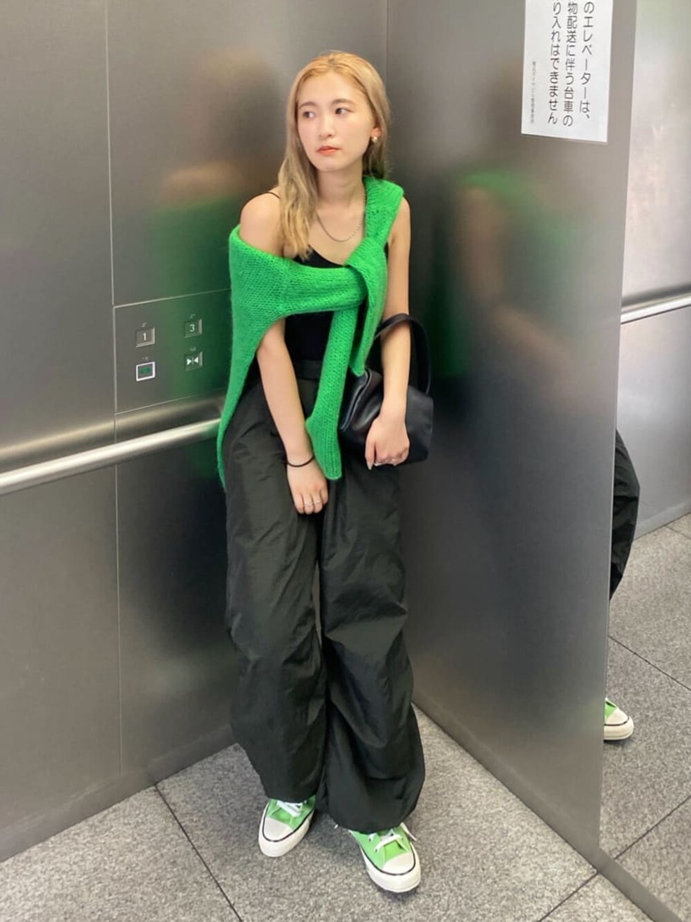 グリーン系のニット/セーター、グレー系のその他パンツを着用したレディースの秋コーディネートの1枚目の写真