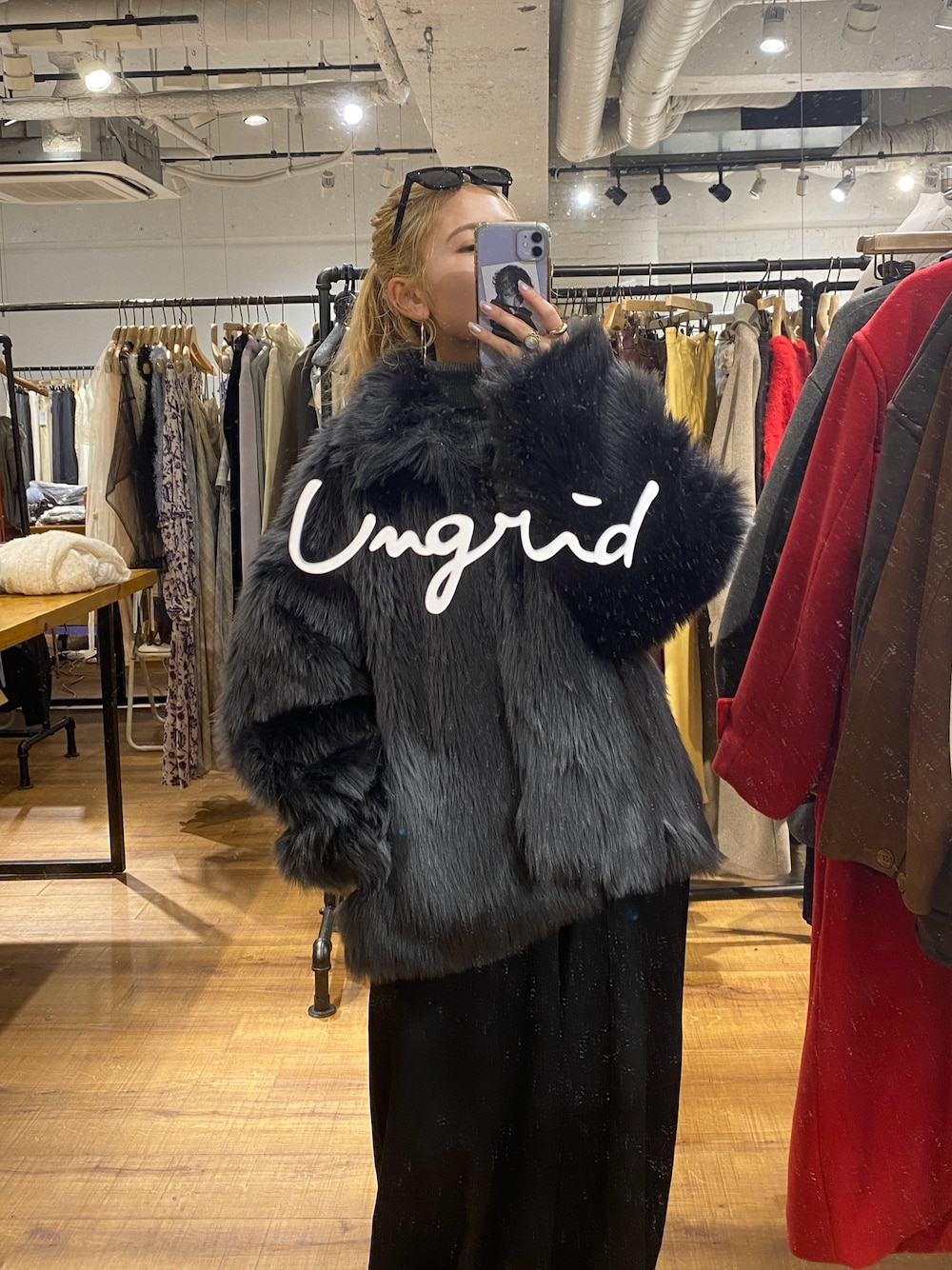 グレー系のダウンジャケット/コートを着用したレディースの秋コーディネートの1枚目の写真