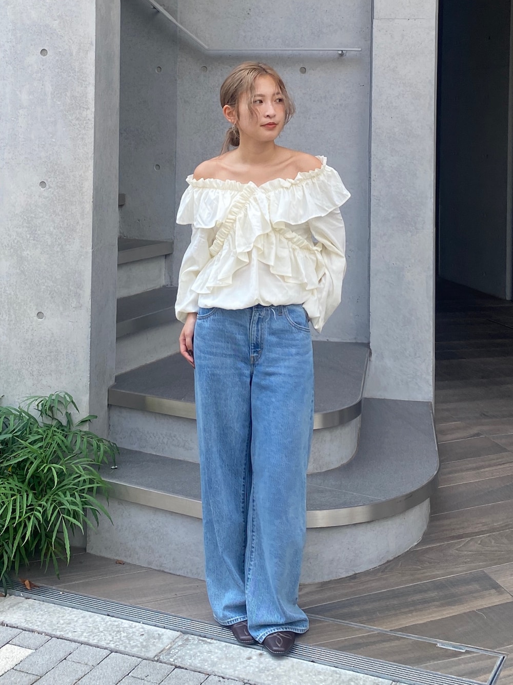ホワイト系のシャツ/ブラウス、ブルー系のデニムパンツ、ブラウン系のその他シューズを着用したレディースの夏コーディネートの1枚目の写真