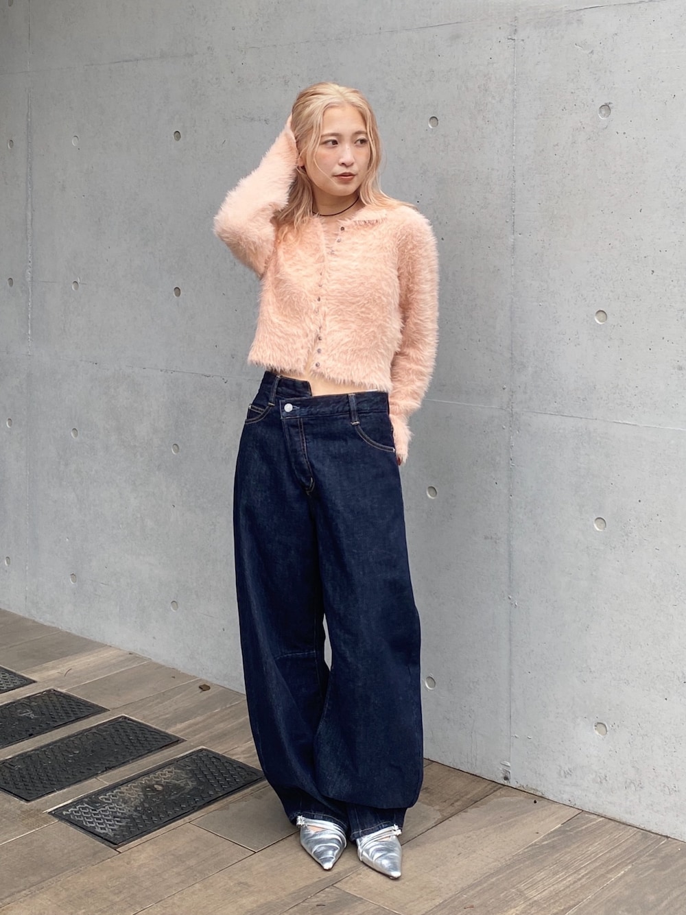 オレンジ系のカーディガン/ボレロ、ブルー系のデニムパンツ、シルバー系のパンプスを着用したレディースの秋コーディネートの1枚目の写真