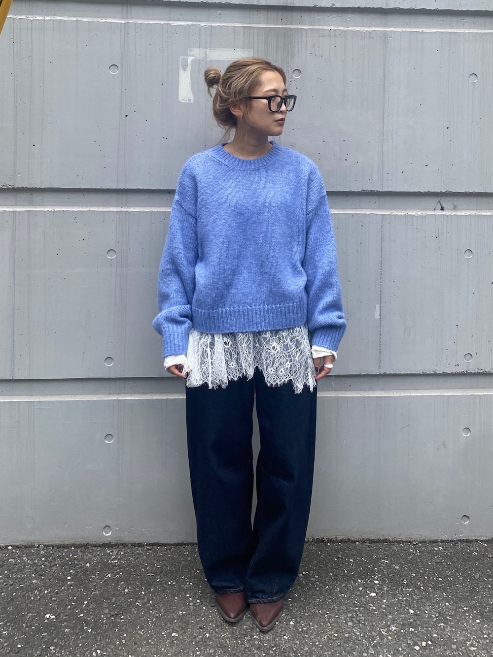 ブルー系のニット/セーター、ホワイト系のTシャツ/カットソー、ブルー系のデニムパンツを着用したレディースの秋コーディネートの1枚目の写真
