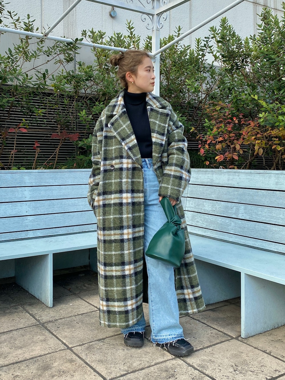 ブルー系のデニムパンツ、ブラック系のニット/セーター、その他のチェスターコートを着用したレディースの秋コーディネートの1枚目の写真