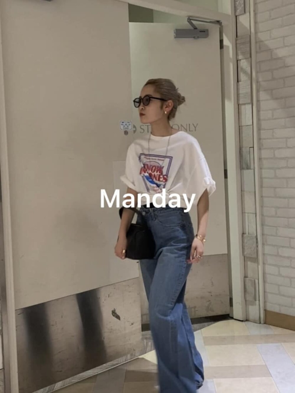 ブルー系のデニムパンツ、ホワイト系のTシャツ/カットソー、ブラック系のサンダルを着用したレディースの夏コーディネートの1枚目の写真