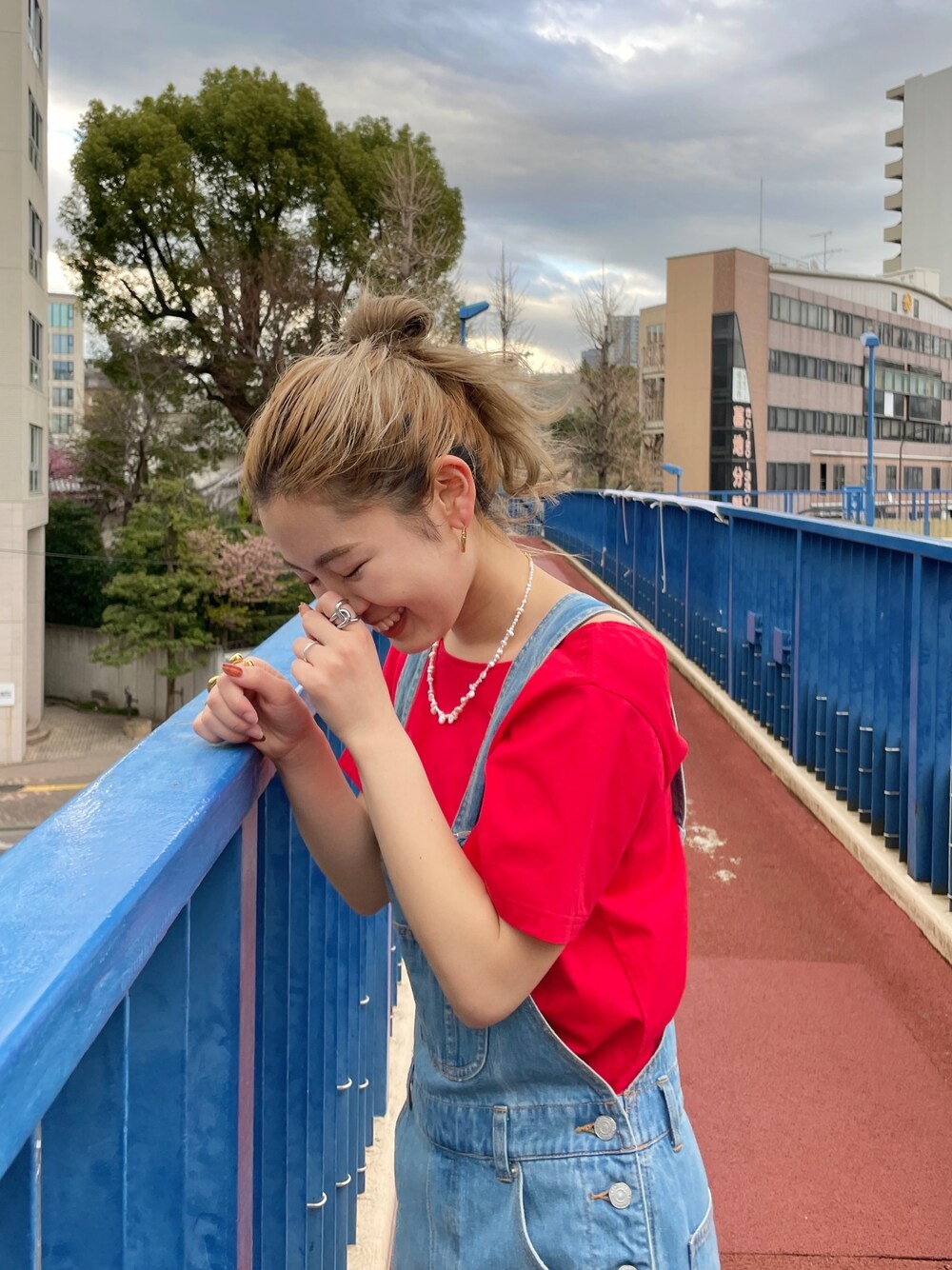 ブルー系のつなぎ/オールインワン、レッド系のTシャツ/カットソーを着用したレディースの春コーディネートの1枚目の写真