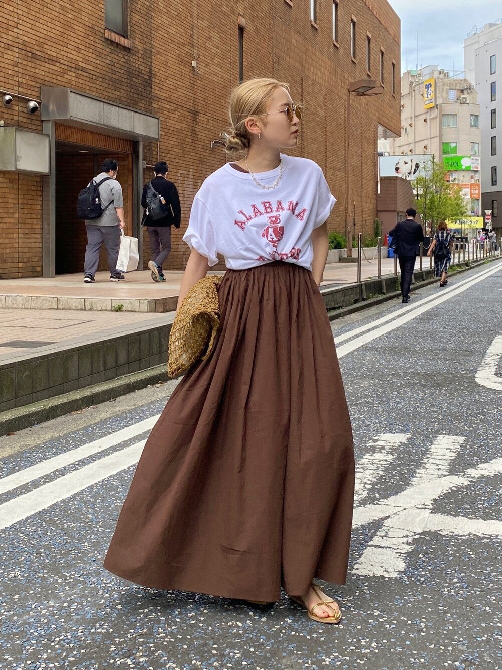 ゴールド系のサンダル、ホワイト系のTシャツ/カットソー、ブラウン系のワンピースを着用したレディースの夏コーディネートの1枚目の写真