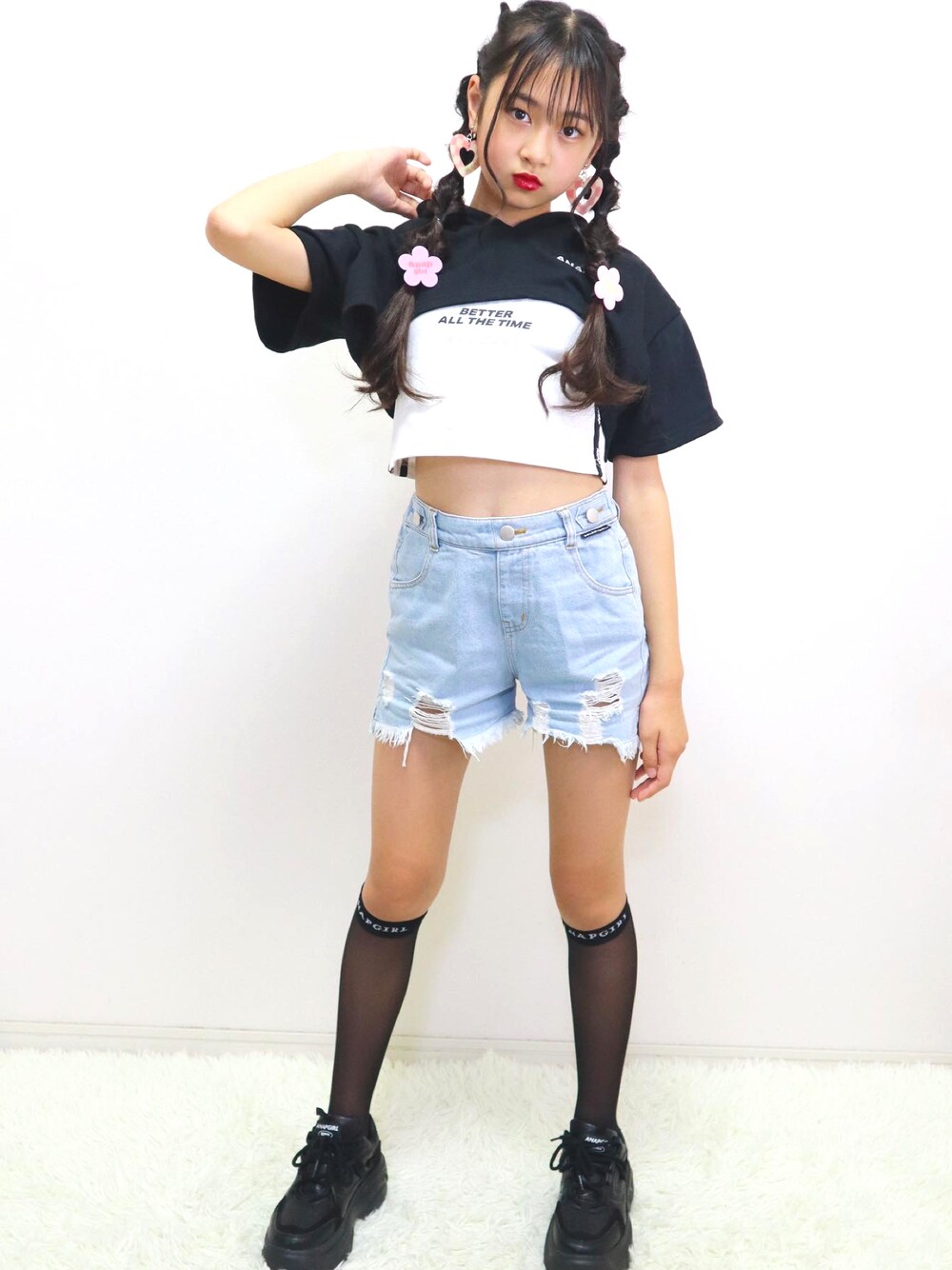 「キッズファッション、女の子コーデ、タンクトップ、セットアップ、スニーカー、カジュアルコーデ、夏コーデ、デニム、ショートパンツ、チェック、靴下 パンプス、シースルー、着回しコーデ」｜「ANAP GｉRLのクラッシュデニムショートパンツ（デニムパンツ、ブルー系）」を使った、miyuさん（キッズ・150cm）の夏コーディネートの1枚目の写真