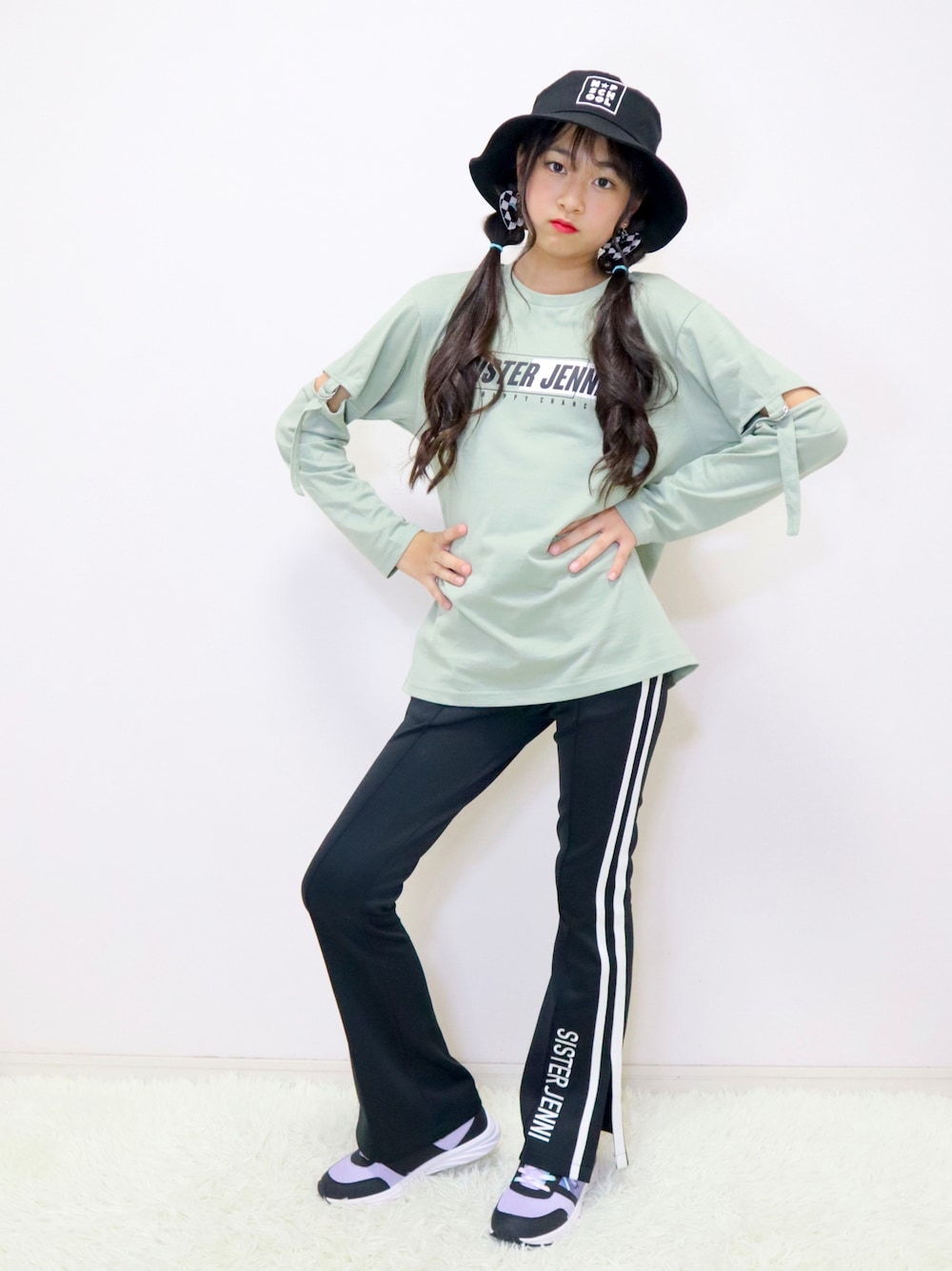 「小学生、秋冬コーデ、女の子コーデ、スニーカー、秋コーデ、バケットハット、シスタージェニィ、キッズコーデ」｜「SISTER JENNIの袖あきリングストラップロンT（Tシャツ/カットソー、グリーン系）」を使った、miyuさん（キッズ・150cm）の秋コーディネートの1枚目の写真