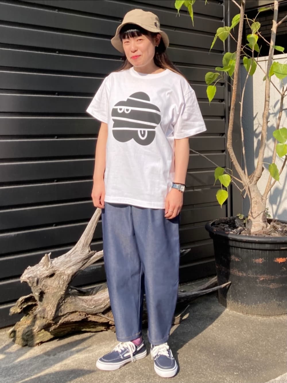 ホワイト系のTシャツ/カットソー、ブルー系のその他パンツ、ブルー系のその他シューズを着用したレディースの夏コーディネートの1枚目の写真