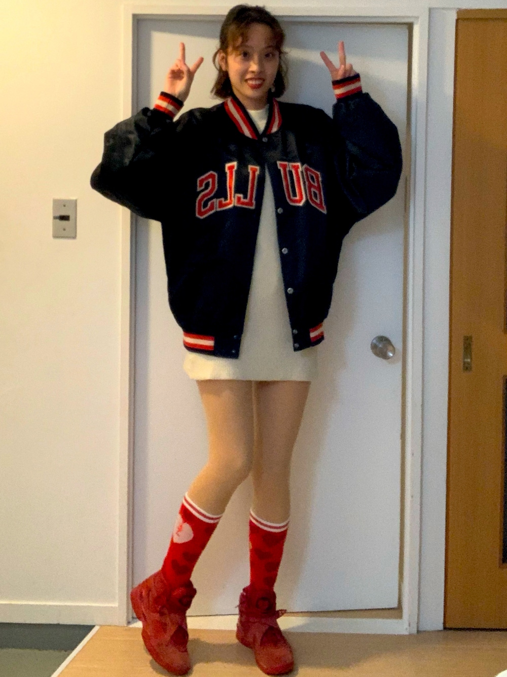 「スタジャン、スポーツ観戦、スポーツ女子、スニーカー、ﾊﾞｯｼｭ」｜「GORGEのアイテム（ワンピース/ドレス、ホワイト系）」を使った、Nanaさん（レディース・173cm）の秋コーディネートの1枚目の写真