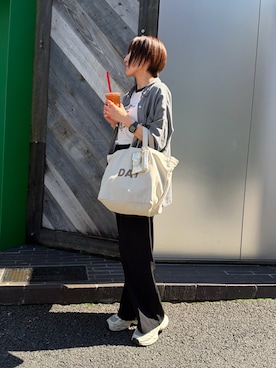 「BIRTHDAY BAR（バースデイバー）のキャンバスフロッキーロゴトートバッグ（トートバッグ、ホワイト系）」を使った、azukodaさん（レディース・161cm）の秋コーディネート