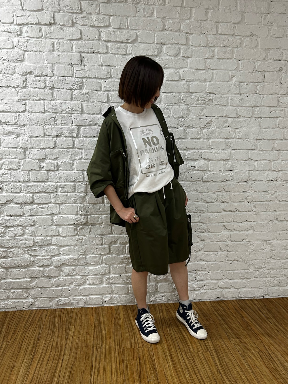 グリーン系のシャツ/ブラウス、グリーン系のその他パンツ、ブルー系のスニーカーを着用したレディースの春コーディネートの1枚目の写真
