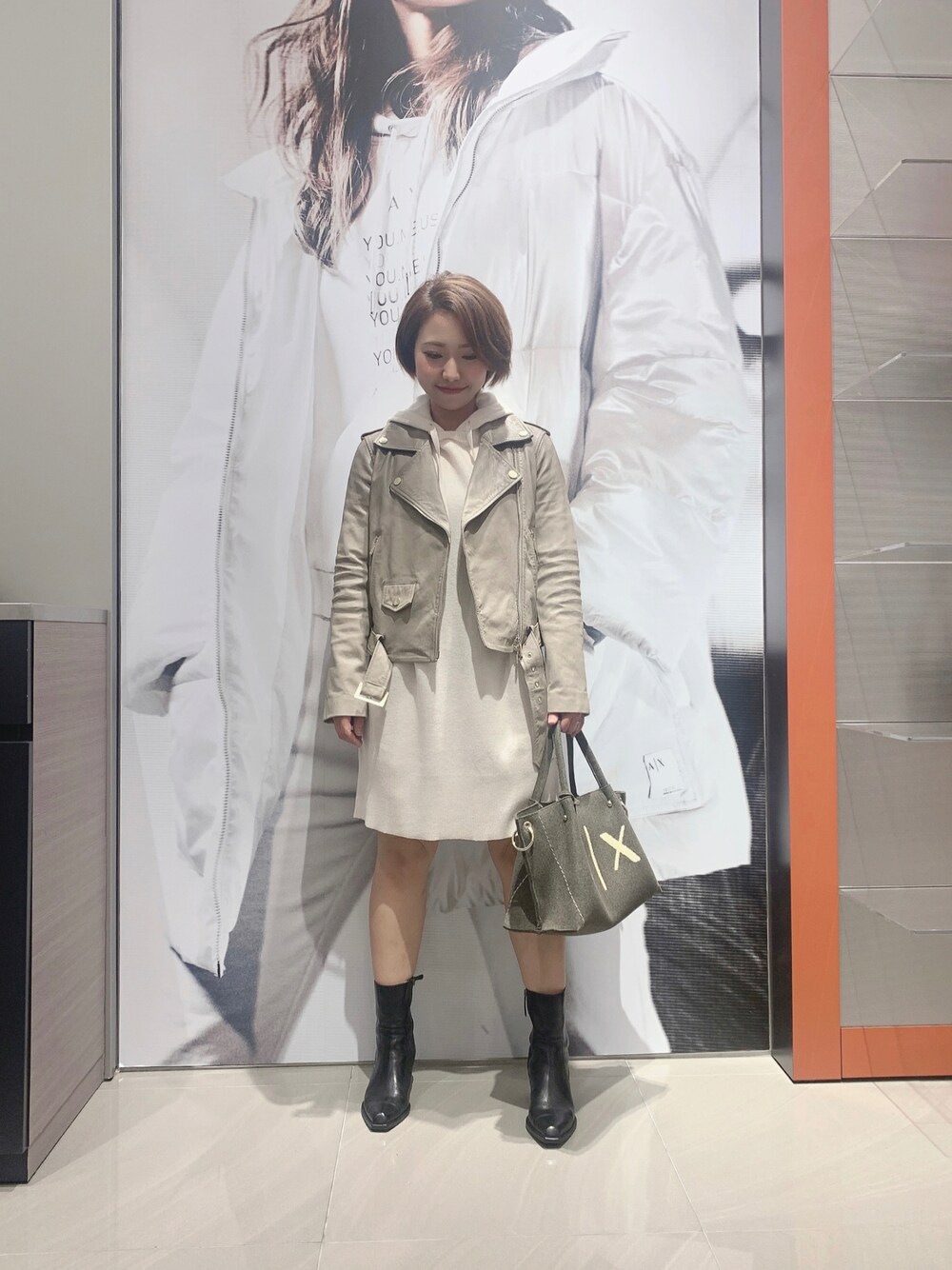 「秋冬、キレイめコーデ、ワンピーススタイル、レザージャケット、ワンピース、ブーツ、ママコーデ、AXchanger、AXchange、armaniexchange、ARMANIEXCHANGE」｜「ARMANI EXCHANGEの【A|X アルマーニ エクスチェンジ】ビッグロゴ　ミドルサイズトートバッグ（トートバッグ、ブラウン系）」を使った、TTmmさん（レディース・163cm）の秋コーディネートの1枚目の写真