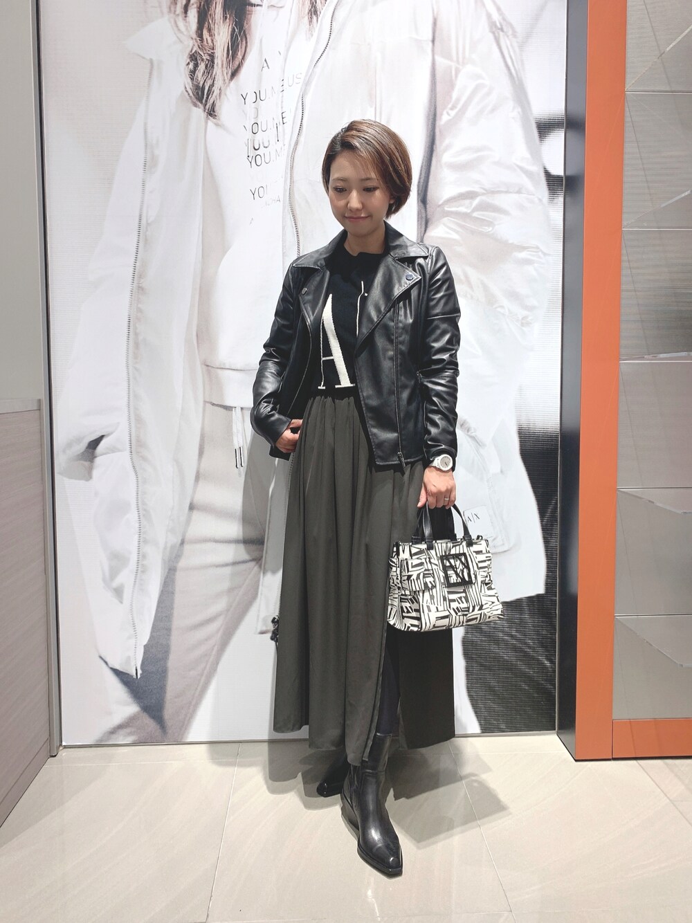 「オトナカジュアル、休日スタイル、大人女子、ライダースジャケット、秋服コーデ、スカートスタイル、ママコーデ、AXchanger、AXchange、armaniexchange、Armani Exchange、シンプルコーデ、ニツト」｜「ARMANI EXCHANGEの【A|X アルマーニ エクスチェンジ】ジオメトリック　ミニハンドバッグ（ハンドバッグ、ホワイト系）」を使った、TTmmさん（レディース・163cm）の秋コーディネートの1枚目の写真