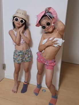 「shein のアイテム（サングラス、ピンク系）」を使った、もち米さん（キッズ・110cm）の夏コーディネート