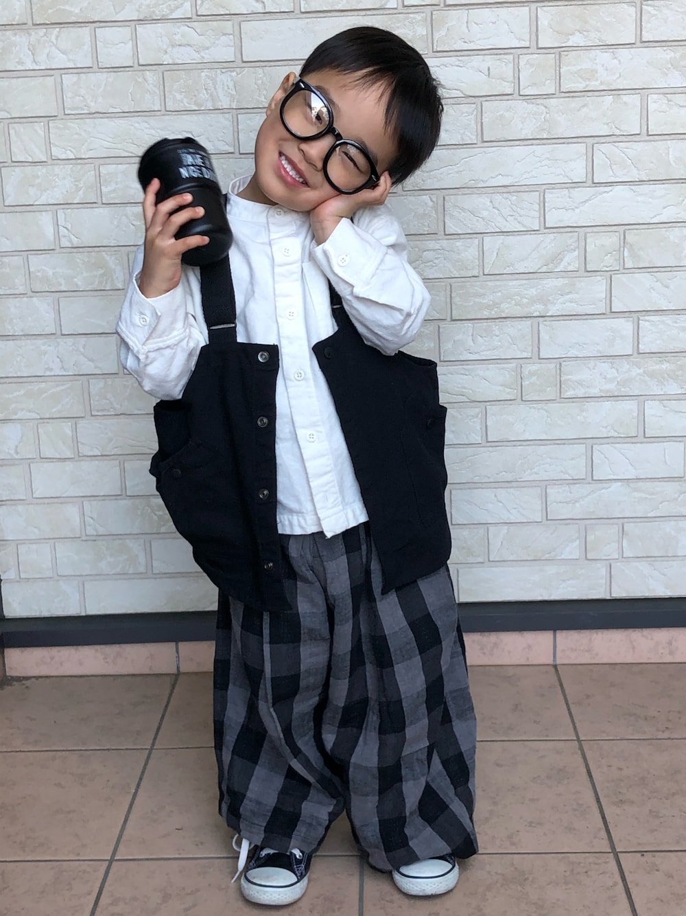 ブラック系のその他パンツ、ブラック系のベスト、ホワイト系のシャツ/ブラウスを着用したキッズの春コーディネートの1枚目の写真