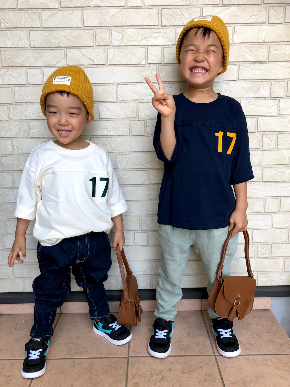 ブルー系のTシャツ/カットソー、ホワイト系のTシャツ/カットソー、ブルー系のデニムパンツを着用したキッズの秋コーディネートの1枚目の写真