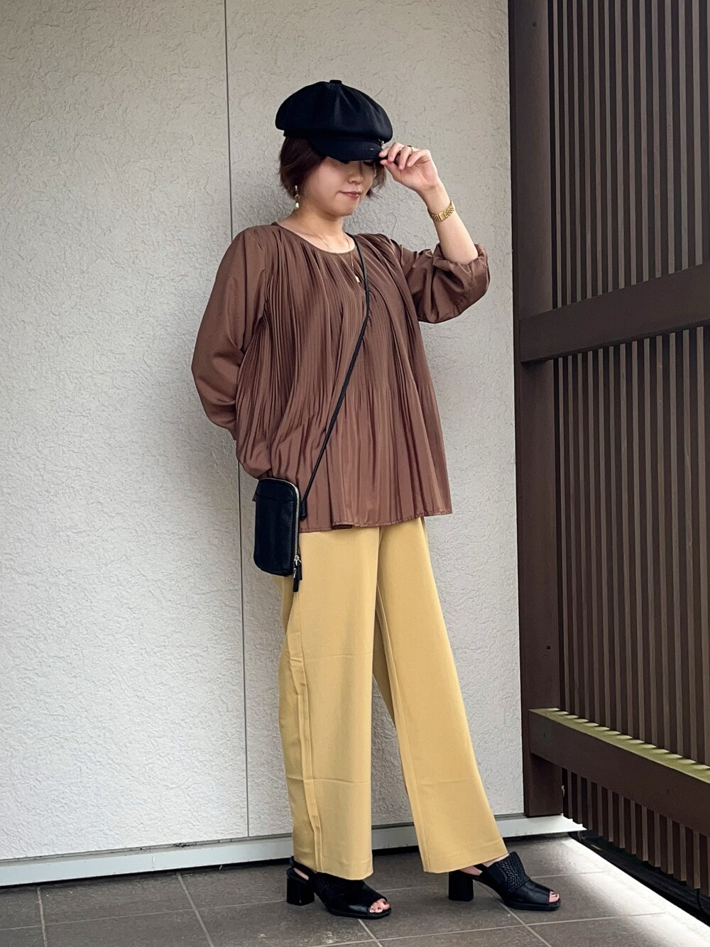 「秋コーデ、大人カジュアル、秋カラー、大人コーデ、ママファッション、骨格ストレート、キレイめ、秋先取りコーデ」｜「Twenty Threeのアイテム（シャツ/ブラウス、ブラウン系）」を使った、えりりんさん（レディース・161cm）の秋コーディネートの1枚目の写真