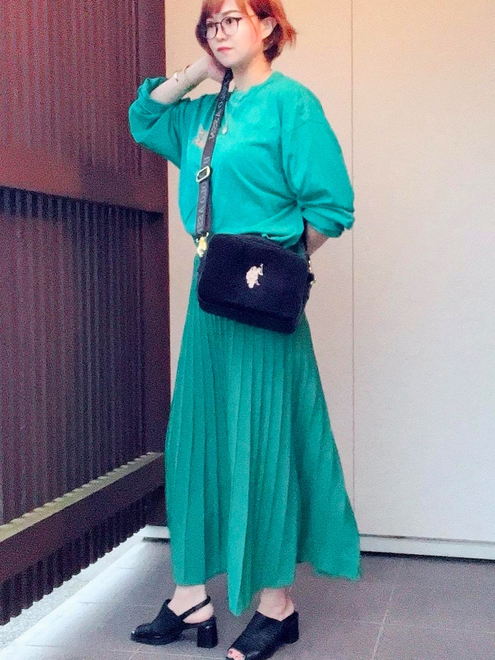「初秋コーデ、大人女子、#秋コーデ、カラーコーデ、#オトナ女子、秋服、お出かけコーデ、差し色、グリーンコーデ」｜「fitfitのアイテム（サンダル、ブラック系）」を使った、えりりんさん（レディース・161cm）の秋コーディネートの1枚目の写真