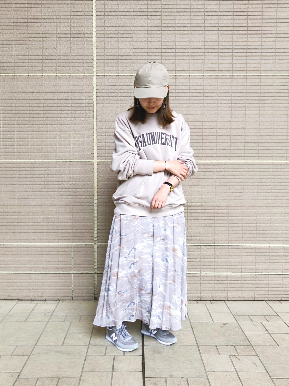 ベージュ系のワンピース、グレー系のスニーカーを着用したレディースの秋コーディネートの1枚目の写真