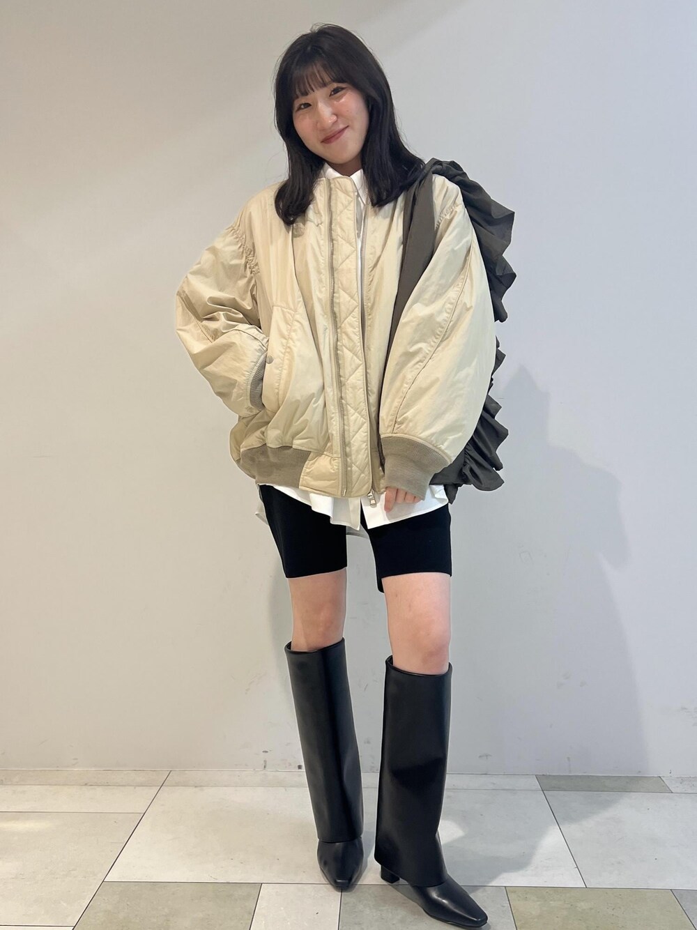 ブラック系のその他パンツ、ベージュ系のMA-1、ブラック系のブーツを着用したレディースの秋コーディネートの1枚目の写真