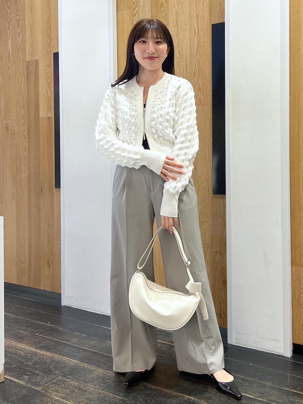 ブラック系のその他シューズ、ホワイト系のショルダーバッグ、ホワイト系のカーディガン/ボレロを着用したレディースの春コーディネートの1枚目の写真
