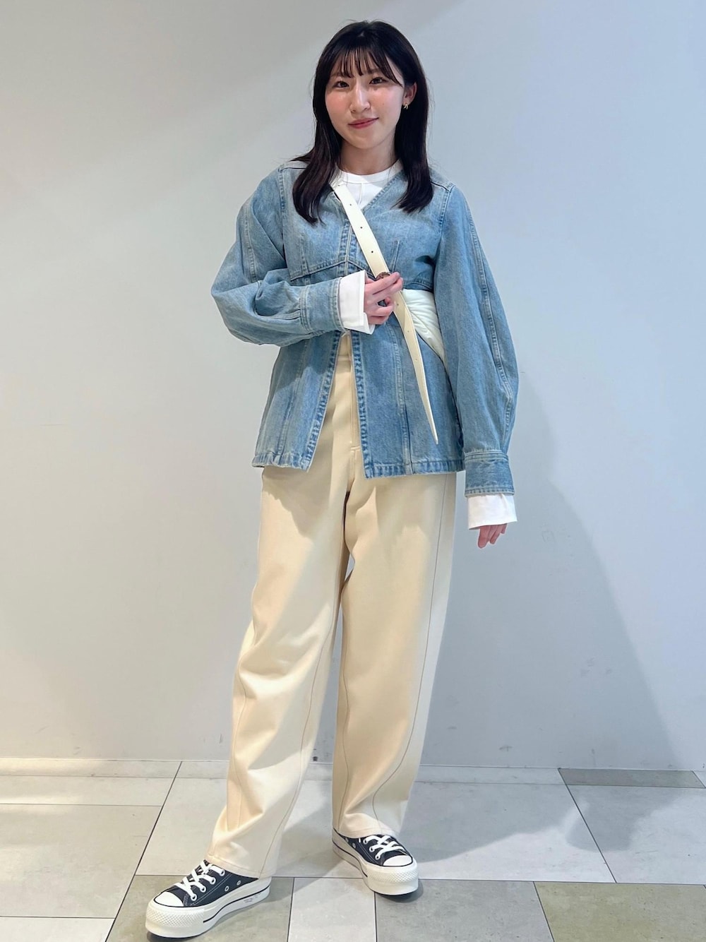 ホワイト系のショルダーバッグ、ホワイト系のその他パンツ、ホワイト系のTシャツ/カットソーを着用したレディースの冬コーディネートの1枚目の写真