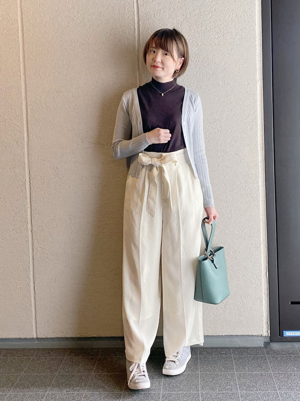 ブラウン系のニット/セーター、ブルー系のカーディガン/ボレロ、ホワイト系のその他パンツを着用したレディースの秋コーディネートの1枚目の写真